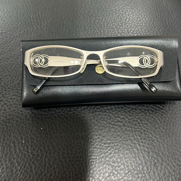 CHANEL “frames” - Picture 10 of 14
